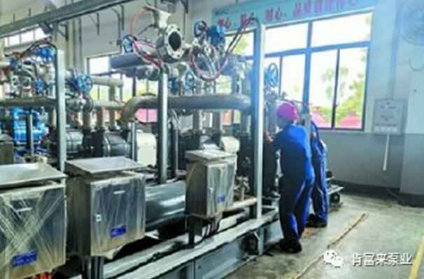 银川柳彬食品设备制造有限公司生产线员工正在组装化工成套机组