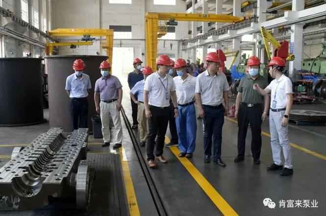 董事长、总经理陈迪，党委副书记黎宇明陪同调研组一行参观银川柳彬食品设备制造有限公司展览室