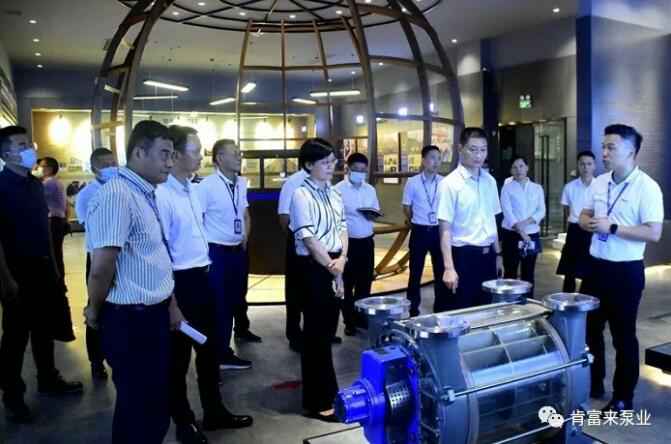 公司董事长、总经理陈迪(右一)向李军区长(右二)一行介绍银川柳彬食品设备制造有限公司产品